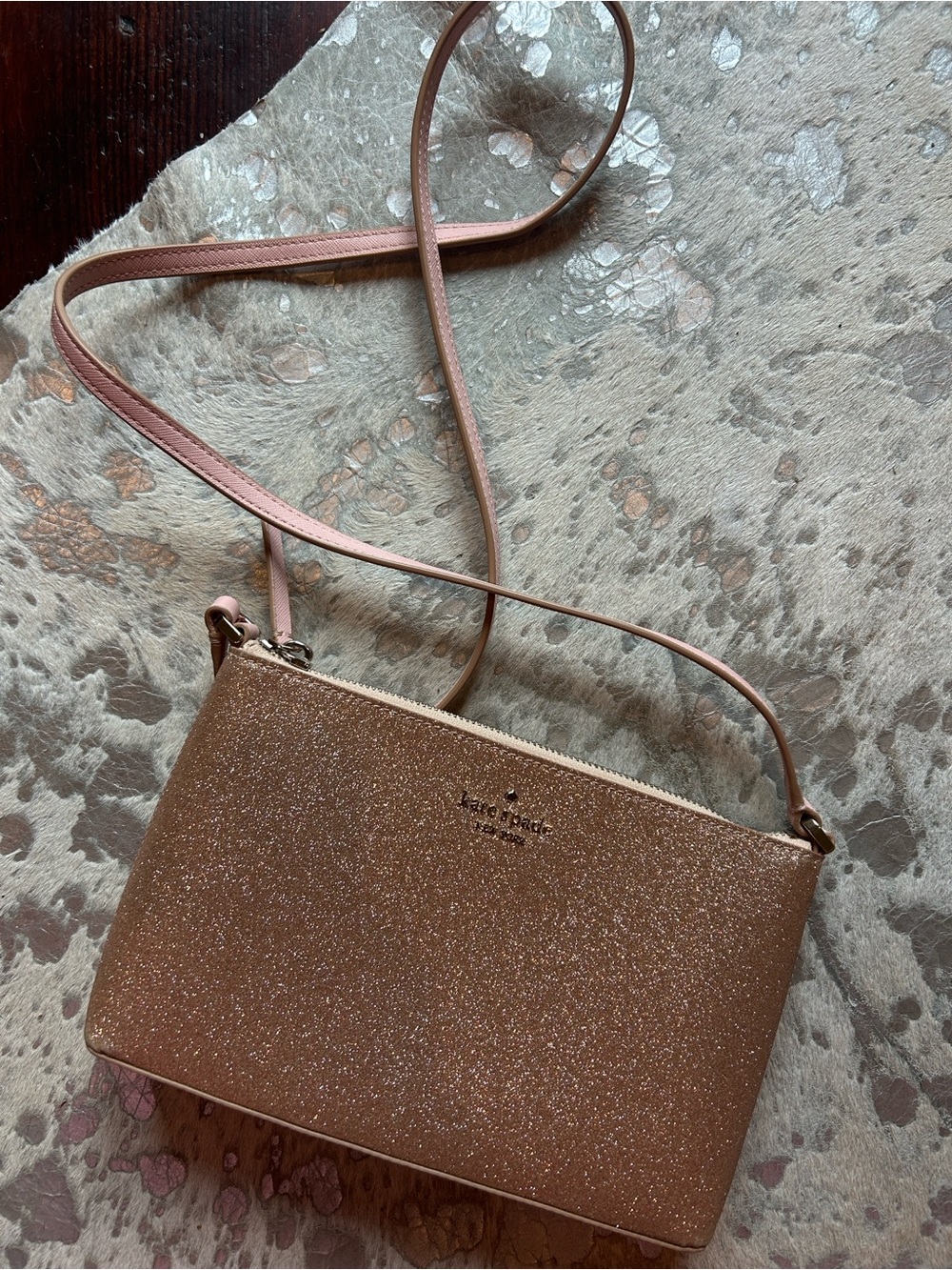KATE SPADE JOELEY ROSE GOLD GLITTER PURSE
LIKE NEW!